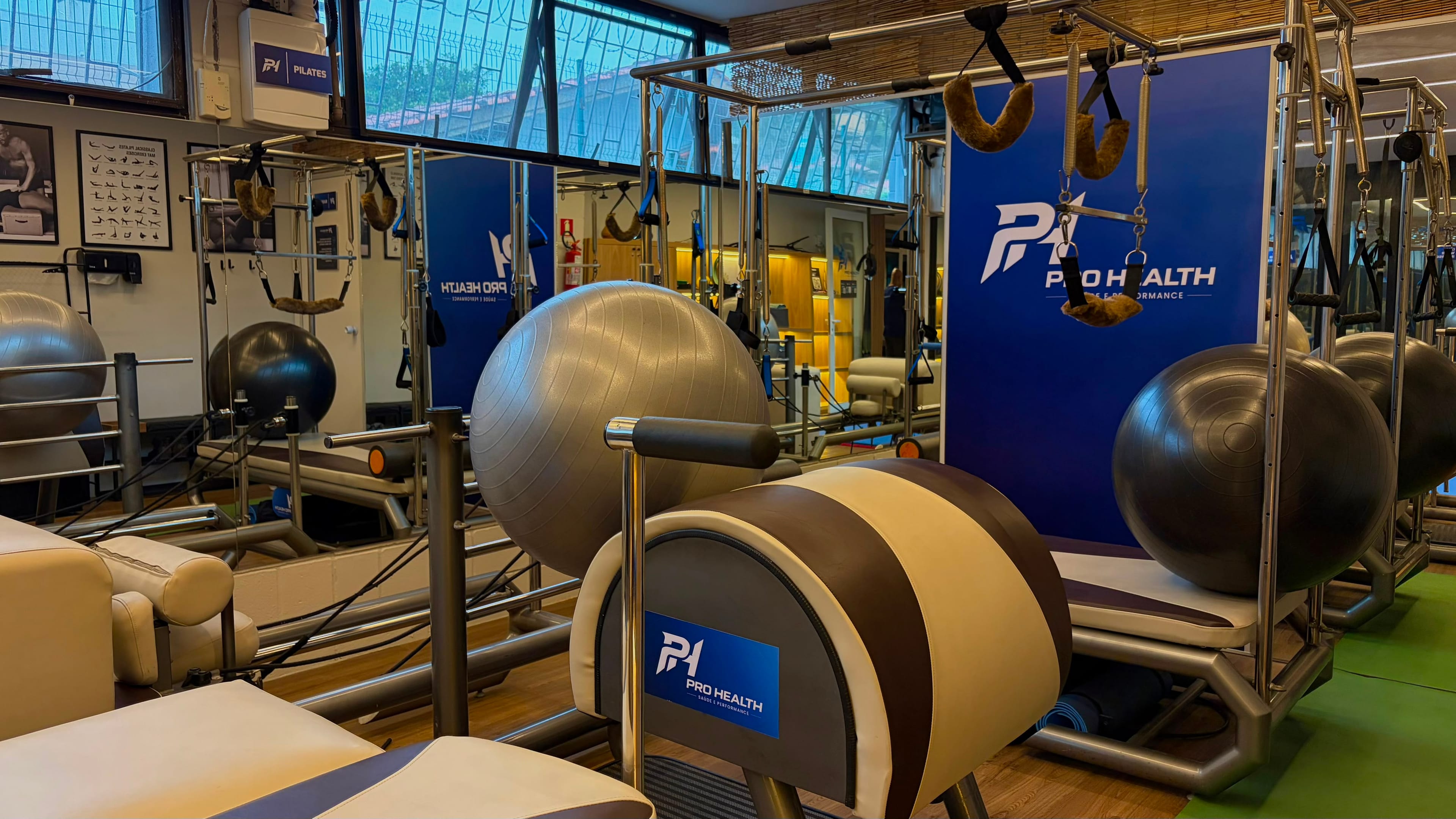 Sala de Pilates da ProHealth com reformers e equipamentos
